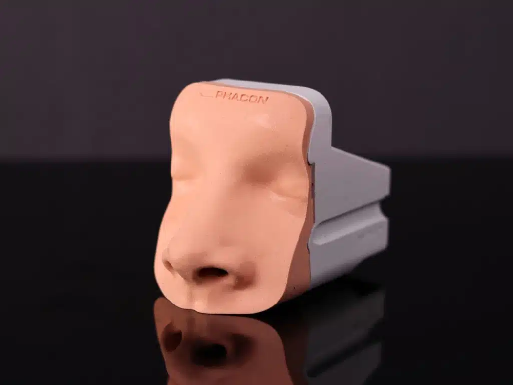 依据真人鼻窦CT资料，采用与鼻骨骨质相似的材料，以高解析度3...